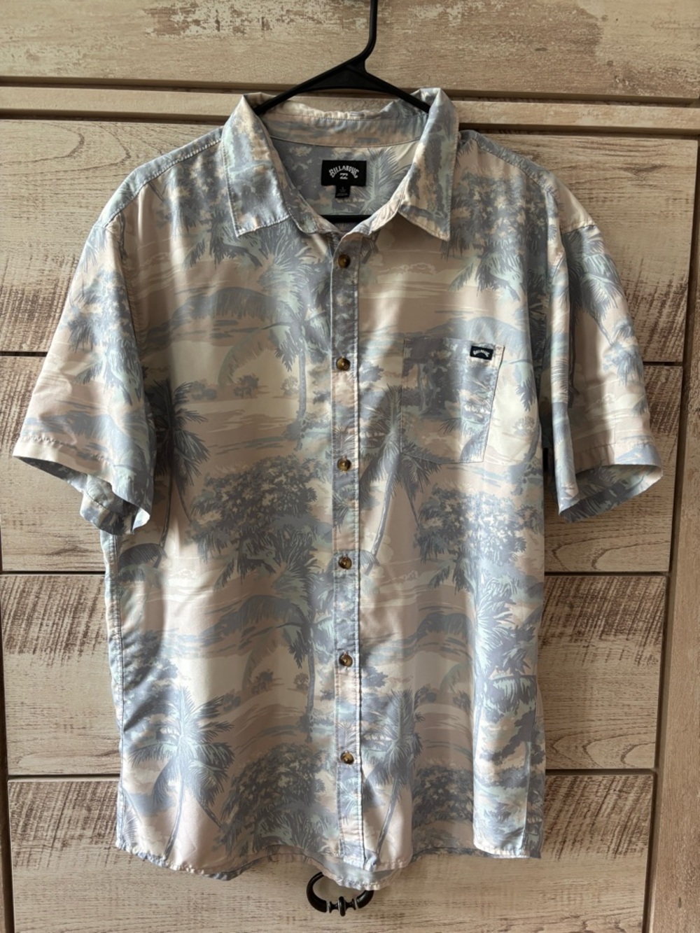 NWOT - Billabong 
Men's super soft Short Sleeve Button-Down Shirt